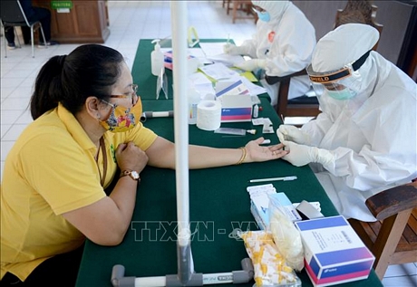 Một điểm xét nghiệm COVID-19 tại Denpasar, trên đảo Bali, Indonesia ngày 14/8. Ảnh: AFP/TTXVN