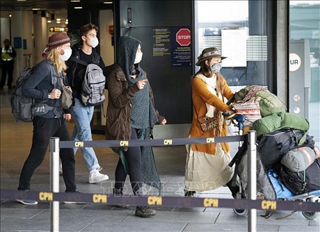 Hành khách đeo khẩu trang phòng dịch COVID-19 tại sân bay Copenhagen, Đan Mạch ngày 3/4. Ảnh: AFP/TTXVN