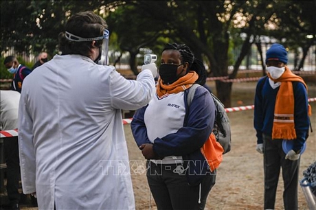 Đo thân nhiệt phòng lây nhiễm COVID-19 tại Pretoria, Nam Phi. Ảnh: AFP/TTXVN