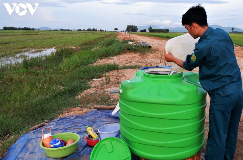 Nước sinh hoạt phải chở từng can từ đơn vị đến các điểm chốt.