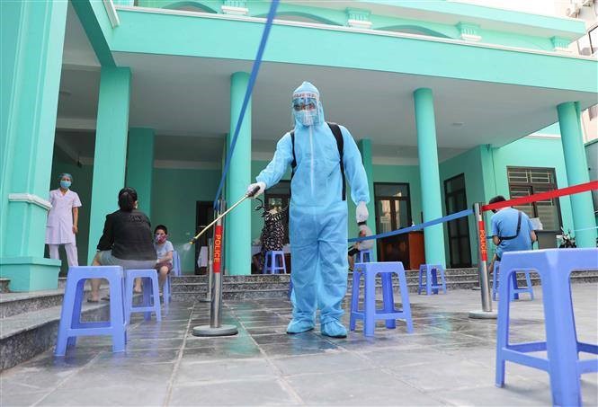 Phun khử khuẩn phòng dịch COVID-19. Ảnh: TTXVN