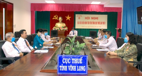 Các đại biểu ngành thuế tỉnh Vĩnh Long tham dự hội nghị trực tuyến.