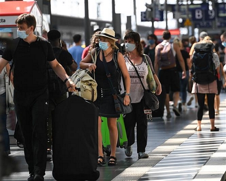 Hành khách đeo khẩu trang phòng lây nhiễm COVID-19 tại nhà ga tàu hỏa ở Frankfurt, Đức, ngày 16/8/2020. Ảnh: THX/ TTXVN