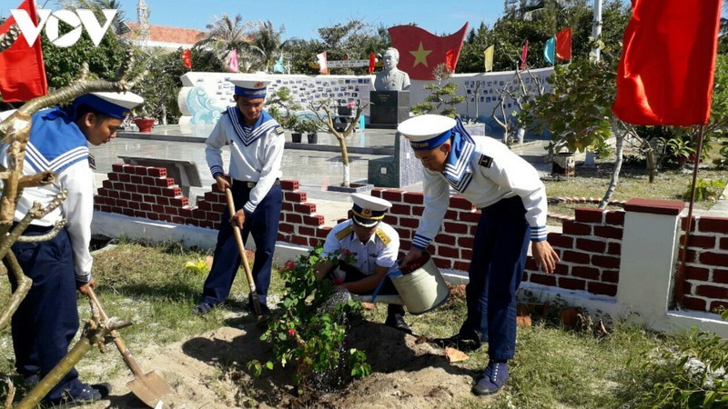 Cán bộ, chiến sĩ đảo Sơn Ca tích cực trồng cây. 