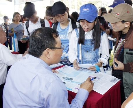 Lần đầu tiên Trường ĐH Cần Thơ tuyển sinh bằng phương thức xét điểm học bạ THPT. Trong ảnh: Thí sinh đặt câu hỏi với ban tư vấn tuyển sinh Trường ĐH Cần Thơ.