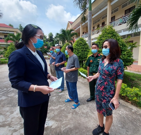 Ngành Y tế tỉnh cần phân luồng người bệnh có dấu hiệu lâm sàng và tổ chức nghiêm quy trình kiểm soát nhiễm khuẩn tại bệnh viện. Ảnh:  Phó Chủ tịch UBND tỉnh Nguyễn Thị Quyên Thanh thăm khu cách ly tại Trung đoàn 890. 