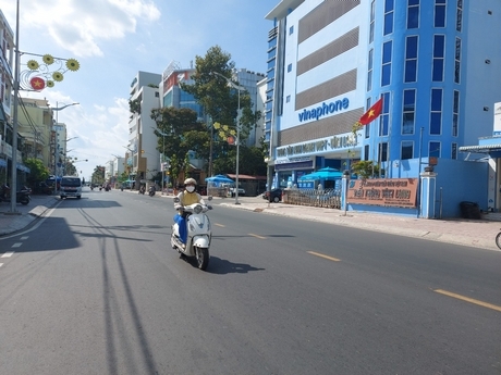 Người dân Vĩnh Long thực hiện nghiêm phòng dịch đeo khẩu trang khi ra đường, đến nơi công cộng theo khuyến cáo của Bộ Y tế.