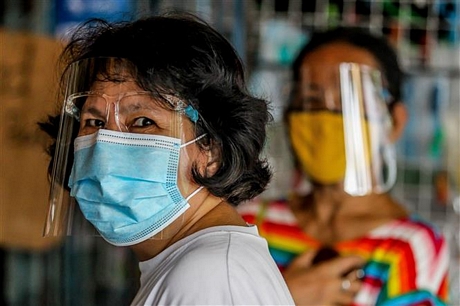  Người dân chờ làm xét nghiệm COVID-19 tại Manila, Philippines, ngày 14/8/2020. Ảnh: THX/TTXVN