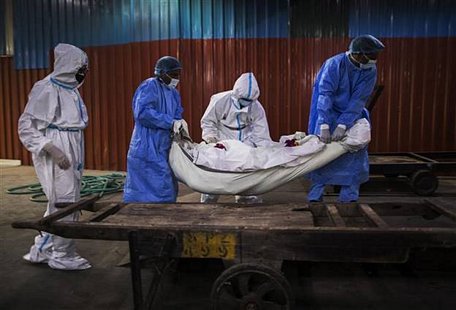 Chuyển thi thể bệnh nhân mắc COVID-19 tại New Delhi, Ấn Độ ngày 22/8/2020. Ảnh: AFP/TTXVN