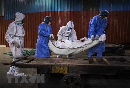 Chuyển thi thể bệnh nhân tử vong do COVID-19 tại New Delhi, Ấn Độ. (Ảnh: AFP/TTXVN)