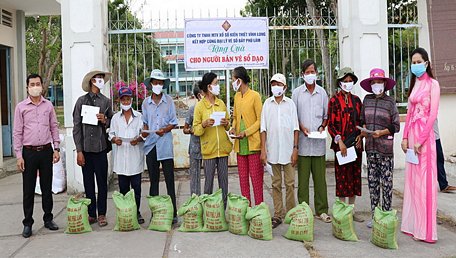 Trao tặng quà cho những người bán vé số dạo.