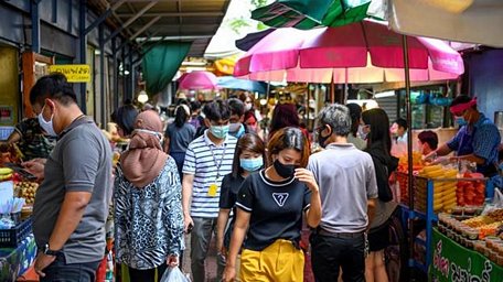 Người dân đeo khẩu trang phòng lây nhiễm COVID-19 khi mua sắm tại một khu chợ ở Bangkok, Thái Lan. (Ảnh: AFP/TTXVN)