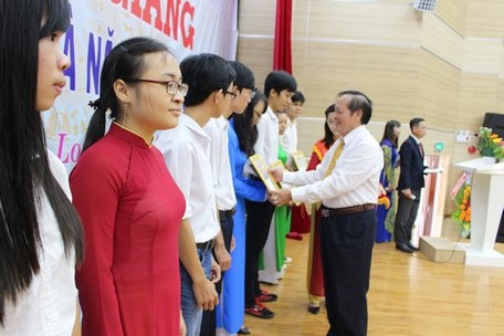 Trong nhiệm kỳ qua, Hội Khuyến học Trường ĐH Cửu Long đã trao hàng ngàn suất học bổng khuyến học, khuyến tài cho sinh viên.