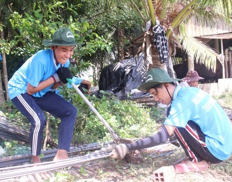 Sinh viên Trường ĐH xây dựng miền Tây hỗ trợ ngày công xây nhà cho dân