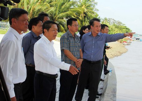  Thứ trưởng Bộ Lao động- Thương binh và Xã hội- Lê Tiến Dũng (thứ 2 từ trái sang) dẫn đầu đoàn công tác của BCĐ Trung ương về phòng chống thiên tai đã đến khảo sát, tham quan quy trình vận hành cống Vũng Liêm.