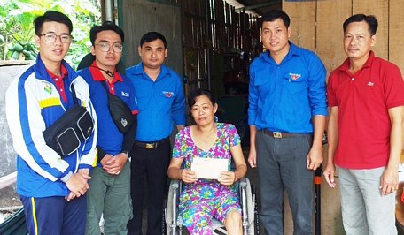  Tặng quà cho gia đình chính sách khó khăn, hộ nghèo