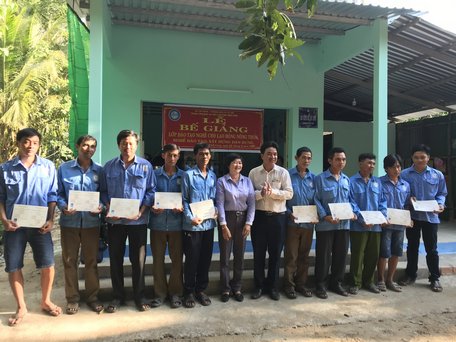 Đại diện lãnh đạo Sở Lao động- Thương binh và Xã hội, Trung tâm Dịch vụ việc làm trao chứng chỉ sơ cấp nghề cho học viên.