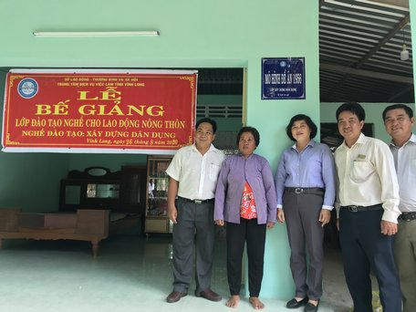  Khóa đào tạo hoàn thành với chứng chỉ nghề và một công trình nhà ở cho hộ nghèo trên địa bàn từ nguyên vật liệu học viên học tập.