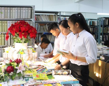 Cần phải đầu tư lựa chọn quyển từ điển từ nhà xuất bản uy tín bởi quyển từ điển ảnh hưởng tới nhiều người, nhiều thế hệ. Ảnh minh họa