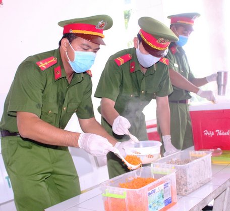 Tuổi trẻ Công an TX Bình Bình tự tay chuẩn bị những suất cháo nóng hổi, dinh dưỡng.