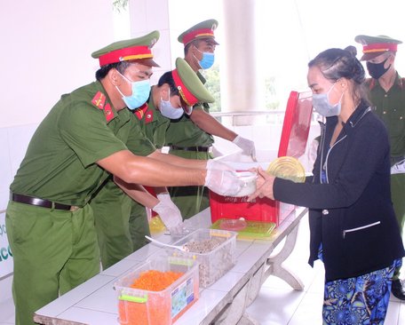 Những suất cháo được phát cho bệnh nhân, thân nhân chính là tấm lòng thơm thảo của các bạn trẻ.