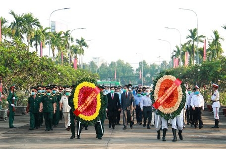 Các đồng chí lãnh đạo tỉnh, lãnh đạo các sở, ban ngành, đoàn thể cùng đông đảo công chức, viên chức tham dự lễ viếng sáng 1/9.