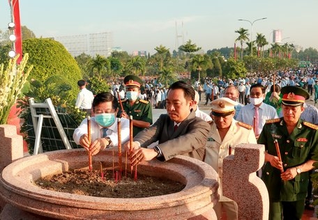 Phó Bí thư Thường trực Tỉnh ủy, Chủ tịch HĐND tỉnh- Bùi Văn Nghiêm; Chủ tịch UBND tỉnh- Lữ Quang Ngời thắp hương tưởng nhớ các anh hùng liệt sĩ.