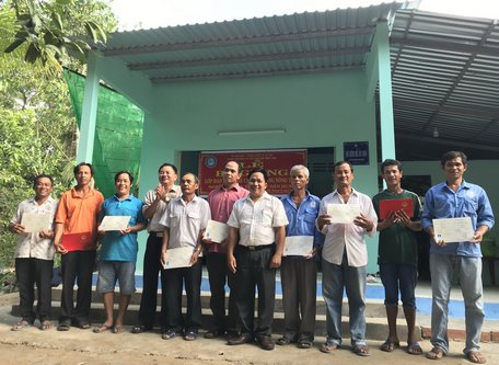 Các nghề phi nông nghiệp như xây dựng dân dụng, cơ khí,... hiện có nhu cầu cao với LĐNT do công việc ổn định. Trong hình: Lễ bế giảng cấp chứng chỉ đào tạo của lớp nghề xây dựng dân dụng ở xã Tân Mỹ.