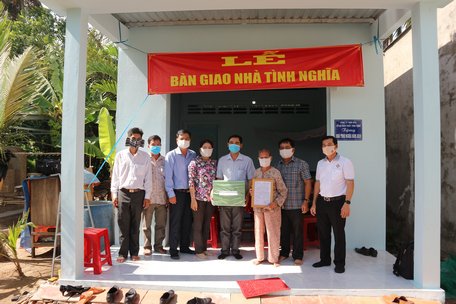 Lễ bàn giao nhà tình nghĩa cho gia đình người có công ở xã Mỹ Thạnh Trung (Tam Bình) vào tháng 4/2020.