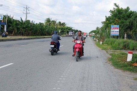 Chạy ngược chiều và không đội nón bảo hiểm, coi thường tính mạng cả chính mình.