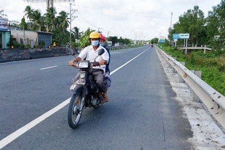 Xe ngang nhiên chạy ngược chiều.