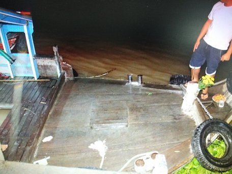  Chiếc ghe cá bị tông bên mạn trái
