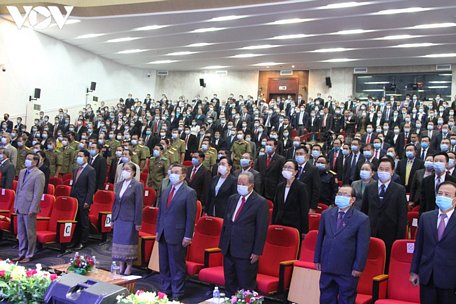 Các vị đại biểu chào cờ, hát quốc ca hai nước.