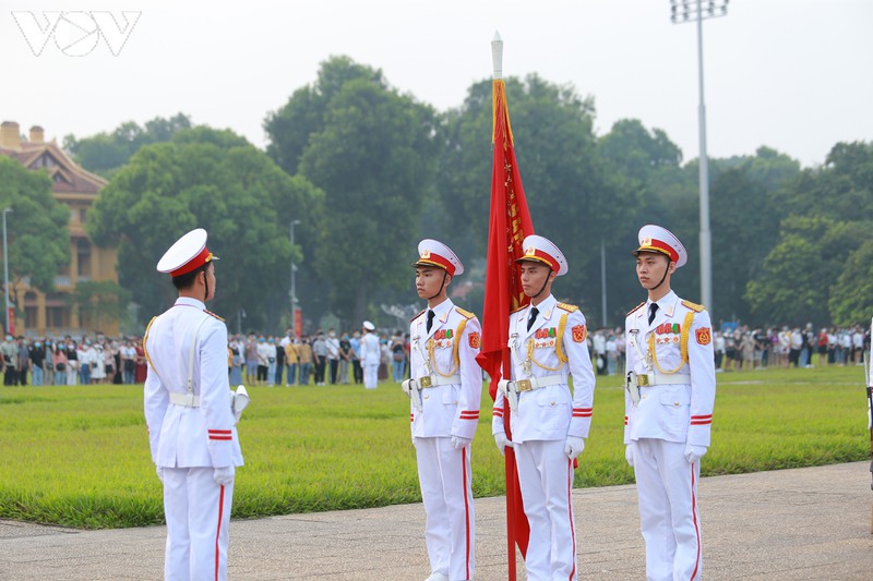 Mặc dù diễn ra từ sáng sớm nhưng rất đông người dân đã đến đây, không ai bảo ai, tất cả đều trong tư thế đứng nghiêm, cùng hướng về lễ đài với tấm lòng thành kính, ngưỡng vọng và tin yêu!