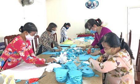 Sau giờ làm việc, chị em lại thực hiện phần việc ý nghĩa chung tay phòng chống COVID-19.