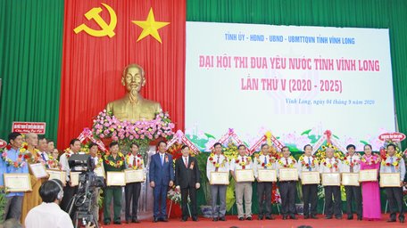 Bí thư Tỉnh ủy- Trần Văn Rón và Chủ tịch UBND tỉnh- Lữ Quang Ngời tặng bằng khen và hoa cho các cá nhân xuất sắc.