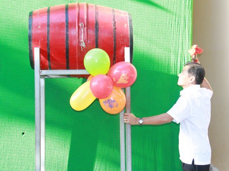 Ông Nguyễn Hoàng Minh- Ủy viên Thường vụ Huyện ủy, Chủ tịch HĐND huyện Trà Ôn đánh trống khai giảng năm học mới.