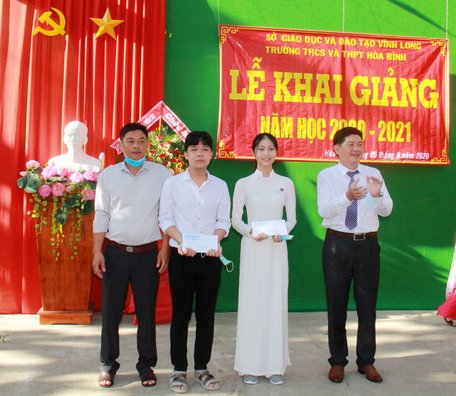 Khen thưởng cho học sinh đạt điểm cao trong kỳ thi tốt nghiệp THPT 2020.