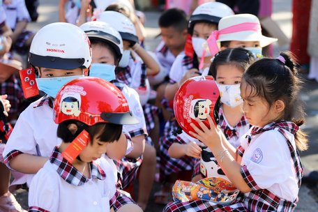 Sáng 5/9, Công ty Hond Tân Thành (Vĩnh Long) phối hợp cùng Ban An toàn giao thông tỉnh trao 235 nón bảo hiểm cho học sinh vào lớp 1 Trường Tiểu học Nguyễn Du (Phường 1- TP Vĩnh Long).