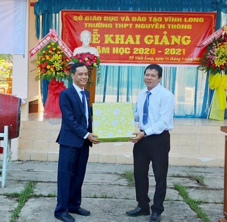 Ông Lê Văn Hòi- Phó Giám đốc Sacombank chi nhánh Vĩnh Long trao quà cho đại diện Trường THPT Nguyễn Thông (TP Vĩnh Long).