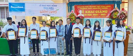 Trường THPT Nguyễn Thông có 10 học sinh nhận được học bổng này.