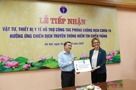 Bộ Y tế tiếp nhận 15 robot hiện đại hỗ trợ khám chữa bệnh từ xa do UNDP tài trợ.