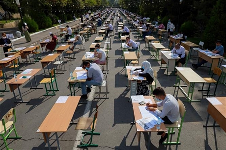 Sinh viên Uzbekistan thực hiện giãn cách nhằm phòng dịch COVID-19 trong kỳ thi đầu vào ở Tashkent, ngày 2/9/2020. Ảnh: AFP/TTXVN