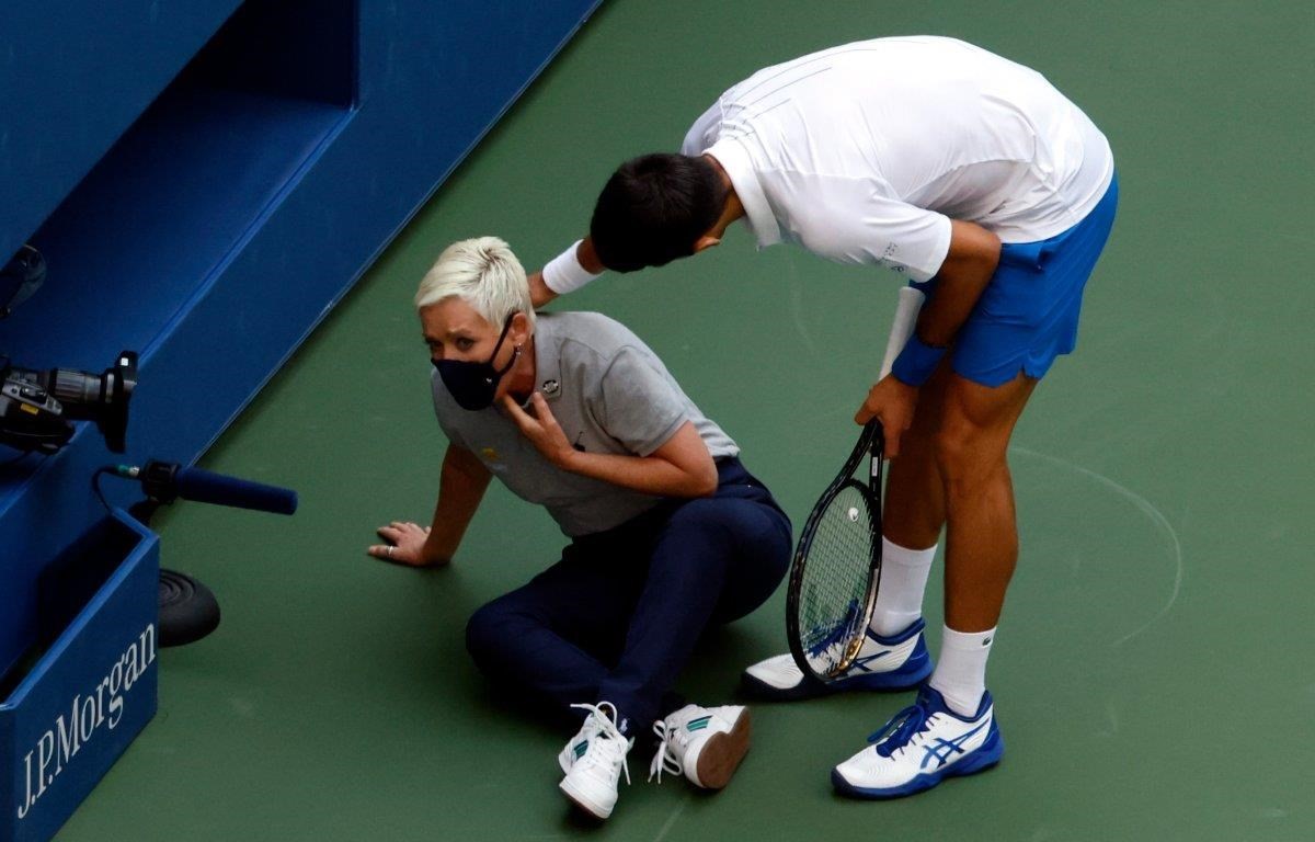 Djokovic bị loại sau khi đánh bóng trúng cổ nữ trọng tài. (Nguồn: EPA)