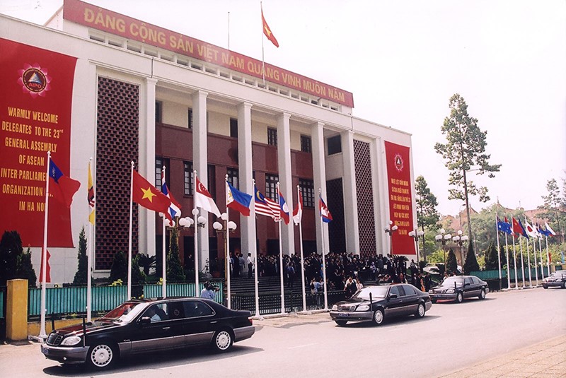 Hội trường Ba Đình trong ngày Khai mạc Kỳ họp Đại hội đồng AIPO-23 do Việt Nam đảm nhiệm vị trí Chủ tịch (Hà Nội, ngày 9/9/2002). (Ảnh: Tư liệu Văn phòng Quốc hội)