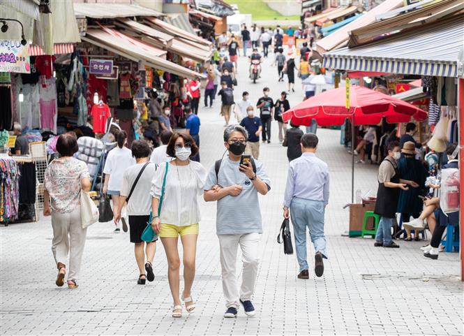  Người dân đeo khẩu trang phòng lây nhiễm COVID-19 tại một chợ ở Seoul, Hàn Quốc, ngày 1/9/2020. Ảnh: THX/TTXVN