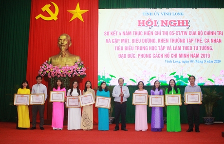 Đồng chí Nguyễn Bách Khoa- Ủy viên Thường vụ Tỉnh ủy, Trưởng Ban Tuyên giáo Tỉnh ủy trao giải cho các tác giả có tác phẩm đạt giải báo chí A, B, C.
