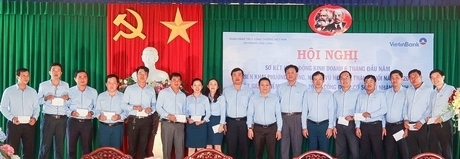 Khen thưởng cho cán bộ nhân viên đạt thành tích tốt trong công tác.