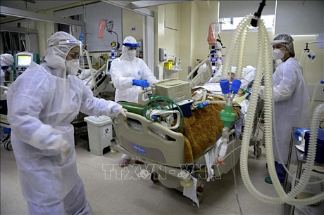 Điều trị cho bệnh nhân nhiễm COVID-19 tại Porto Alegre, Brazil. Ảnh: AFP/TTXVN