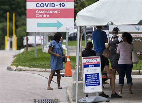  Một điểm xét nghiệm COVID-19 tại Toronto, Canada, ngày 11/8/2020. Ảnh: THX/TTXVN